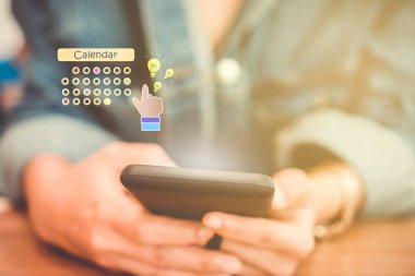 Kadın el Smartphone dijital takvim uygulamaya planlama kullanarak. İş iletişim teknoloji kavramı.