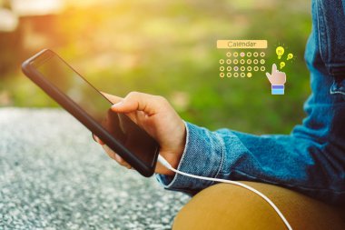 Kadın el Smartphone dijital takvim uygulamaya planlama kullanarak. İş iletişim teknoloji kavramı.