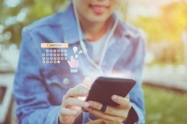 Kadın el Smartphone dijital takvim uygulamaya planlama kullanarak. İş iletişim teknoloji kavramı.