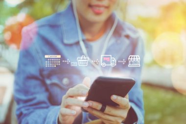 Kadın el Smartphone yapmak alışveriş online mağaza çeşitli doodle simgeler ile açılır kullanarak. Sosyal medya pazarlama kavramı.