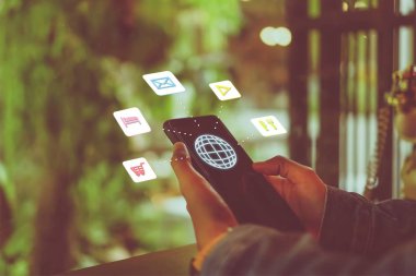 Mix simgesi seyahat tatil tatil simgeler karışık ekran kadın yandan hafta sonu planlamak için smartphone kullanarak.