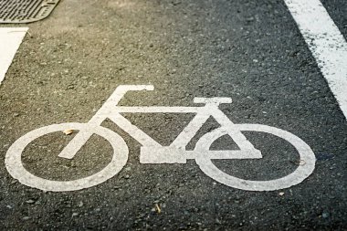 Bisiklet yol arka plan üzerinde oturum.