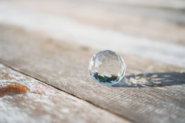 Eski ahşap grunge doku arka plan üzerinde Crytal topu. Meditasyon ve kavram rahatla.