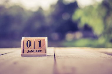 Tahta tuğla blok gösterisi tarihi ve 1 Ocak veya Yeni Yıl takvimi. Kutlama ve tatil uzun hafta sonu mevsimi konsepti.