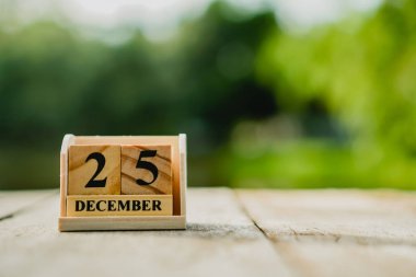 Tahta tuğla blok gösterisi tarihi ve 25 Aralık veya Noel takvimi. Kutlama ve tatil uzun hafta sonu mevsimi konsepti.