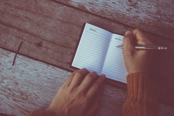 Mujer Mano Escribiendo Pequeño Cuaderno Blanco Para Tomar Una Nota — Foto de Stock