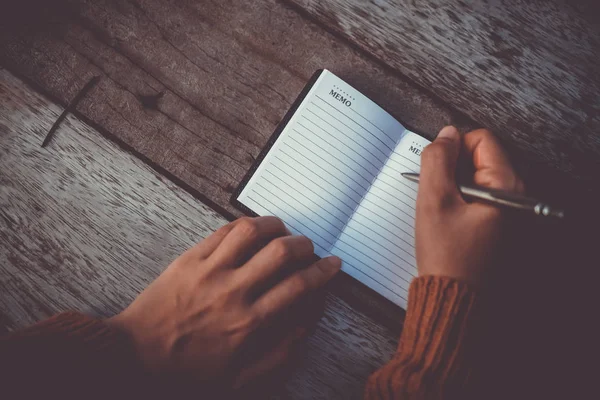 Femme Écriture Main Dans Petit Carnet Notes Blanc Pour Prendre — Photo