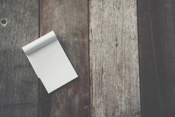 Pequeño Cuaderno Blanco Sobre Fondo Textura Madera Grunge Vieja — Foto de Stock