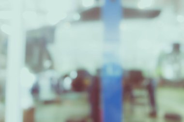 Küçük Eko araba Asansör kadar kontrol sabit ve rutin bakım hizmetinde otomobil tamir dükkanı arka plan bulanıklık.