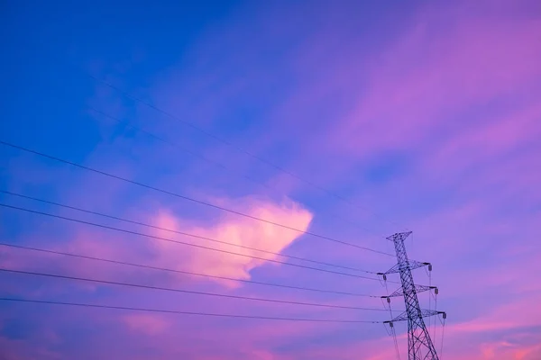 复制空间夏季暮色天空和云与电缆线在城市抽象背景 — 图库照片