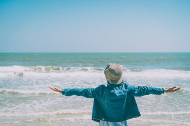 Kadın gökyüzü özgürlük kavramına el kaldırır mavi gökyüzü ve yaz arkaplanı ile.