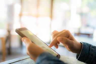 Kadın el Smartphone ve gülümseme kullanarak eğlenceli doğa ile hissediyorum güzel arka plan. İş, finans, Ticaret hisse senedi maket ve sosyal ağ kavramı.