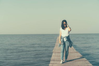 Bayan yalnız Özgürlük kavramı mavi gökyüzü ve yaz alan arka plan ile yürüyüş.