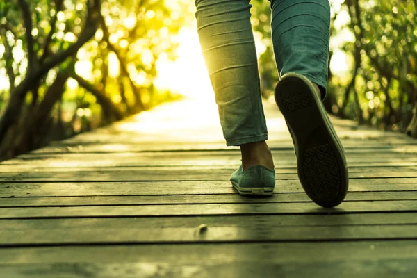 Mann Läuft Auf Kleiner Holzbrücke Zur Natur Spazierweg Mit Sonnenlicht — Stockfoto