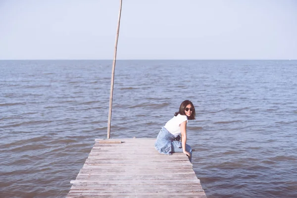 Mujer Está Sentada Sola Concepto Libertad Puente Con Cielo Azul — Foto de Stock