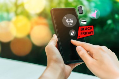 Kadın el smartphone yapmak online satış siyah Cuma sohbet kutusu, sepeti, dolar ile simgeler alışveriş online insanlar açılır için kullanma. Sosyal medya pazarlama kavramı.