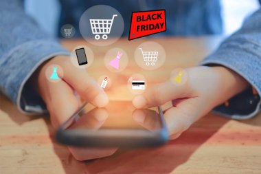 Kadın el smartphone yapmak online satış siyah Cuma sohbet kutusu, sepeti, dolar ile simgeler alışveriş online insanlar açılır için kullanma. Sosyal medya pazarlama kavramı.