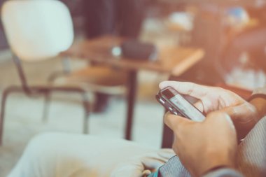 Kadın el kafe salonu renkli vurgu gölge nesnesine güzel ile Smartphone ve dizüstü kullanarak arka plan. İş, finans, Ticaret hisse senedi maket ve sosyal ağ kavramı.