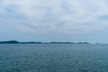 Ada güneş ışık ve mavi gökyüzü arka plan ile plaj.