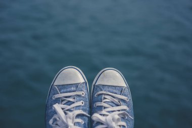 Moda Ayakkabı turist beach arka plan ile seyahat.