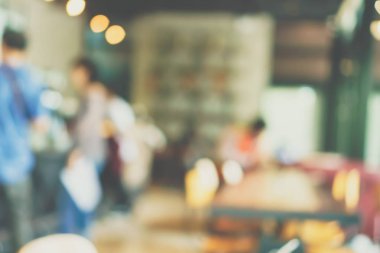Bulanık kahve ve müşterilerin arka plan vintage ton renk tarzına sahip dinlendirici kafe.