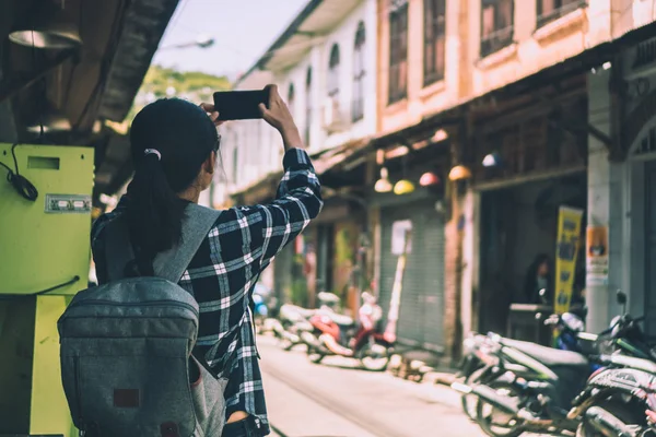 バックパックの自由とリラックスしたライフコンセプトで世界中の女性旅行 — ストック写真