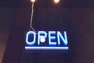Kafe ya da restoranın girişinde 