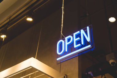 Kafe ya da restoranın girişinde 