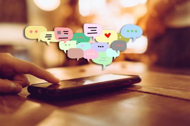 Sohbet simgesi arka plan ile Smartphone kullanarak kadın ele. Sosyal ağ iletişim iş kavramı.