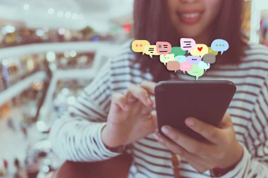 Sohbet simgesi arka plan ile Smartphone kullanarak kadın ele. Sosyal ağ iletişim iş kavramı.