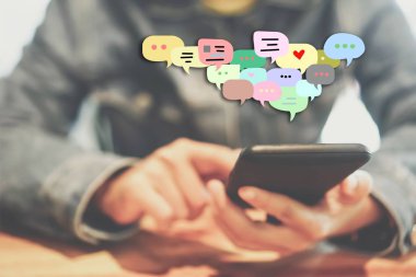 Sohbet simgesi arka plan ile Smartphone kullanarak kadın ele. Sosyal ağ iletişim iş kavramı.
