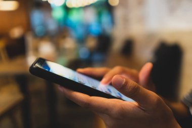 Kadın el kafe salonu renkli vurgu gölge nesnesine güzel ile Smartphone ve dizüstü kullanarak arka plan. İş, finans, Ticaret hisse senedi maket ve sosyal ağ kavramı.