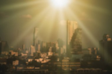 Bulanık başkent. Şehirdeki birçok bina. Yüksek teknolojili ulaşım sistemi var..