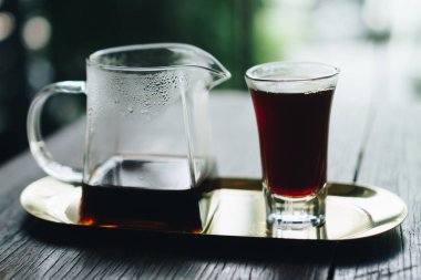 Masada koyu kahve ya da Amerikan kahvesi..