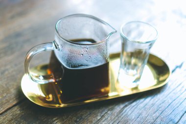 Masada koyu kahve ya da Amerikan kahvesi..