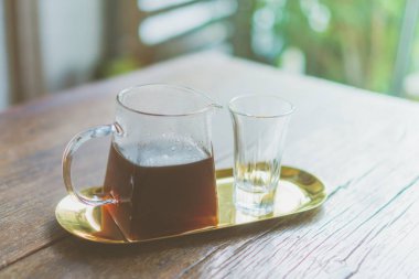 Masada koyu kahve ya da Amerikan kahvesi..