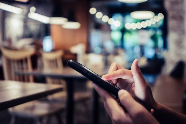 Donna Mano Utilizzando Smartphone Laptop Con Caffè Negozio Colorato Evidenziare — Foto Stock