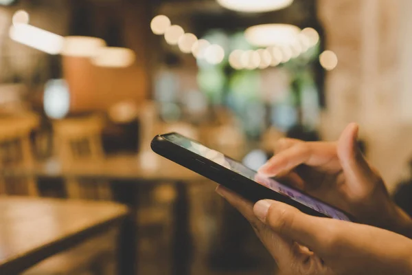 Donna Mano Utilizzando Smartphone Laptop Con Caffè Negozio Colorato Evidenziare — Foto Stock