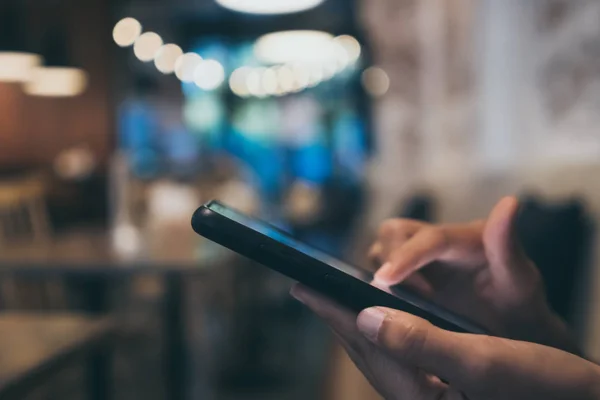 Donna Mano Utilizzando Smartphone Laptop Con Caffè Negozio Colorato Evidenziare — Foto Stock