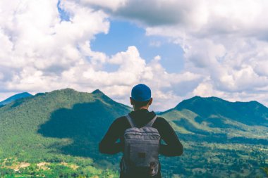 Yaz plaj mavi gökyüzü arka plan ile sırt çantası seyahat adam.