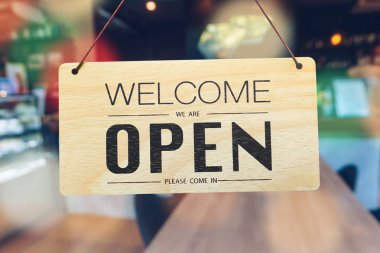 Kafe ya da restoranın girişinde 