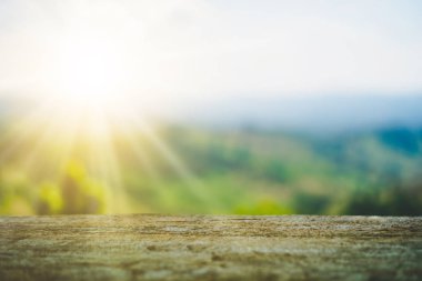 Bokeh soyut arkaplan ile bulanık doğa yeşil yaprak üzerine boş eski ahşap seçici odak.