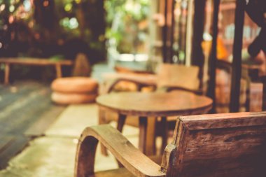 Moden House 'da balkonda eski sandalyelerin eski moda modası. Rahatlamak ve rahatlamak için etrafta doğa var..