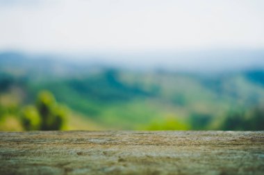 Bokeh soyut arkaplan ile bulanık doğa yeşil yaprak üzerine boş eski ahşap seçici odak.