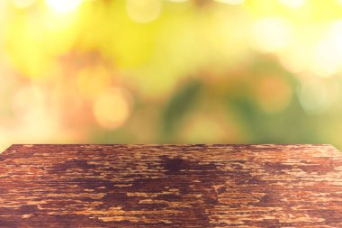 Bokeh soyut arkaplan ile bulanık doğa yeşil yaprak üzerine boş eski ahşap seçici odak.