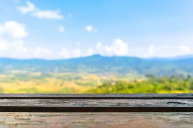 Bokeh soyut arkaplan ile bulanık doğa yeşil yaprak üzerine boş eski ahşap seçici odak.