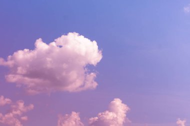 Uzayı kopyala mavi gökyüzü ve beyaz bulut soyut arkaplanı.