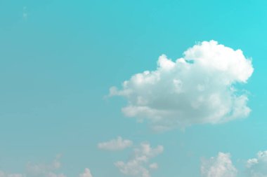 Uzayı kopyala mavi gökyüzü ve beyaz bulut soyut arkaplanı.