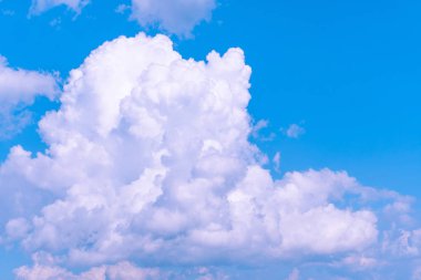 Uzayı kopyala mavi gökyüzü ve beyaz bulut soyut arkaplanı.