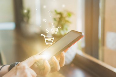 Kadın el smartphone yapmak online satış siyah Cuma sohbet kutusu, sepeti, dolar ile simgeler alışveriş online insanlar açılır için kullanma. Sosyal medya pazarlama kavramı.